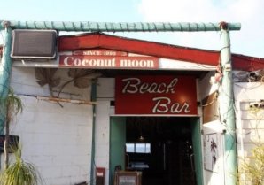 Okinawa CoconutMoon beach bar & cafe diner｜恩納村・バー